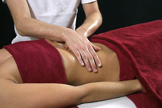 Wellness-Massage: Handkreisen auf Bauch