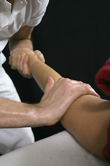 Lomi Lomi Massage: Gewebedehnen am Arm