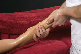 Massage von Unterarm und Hand